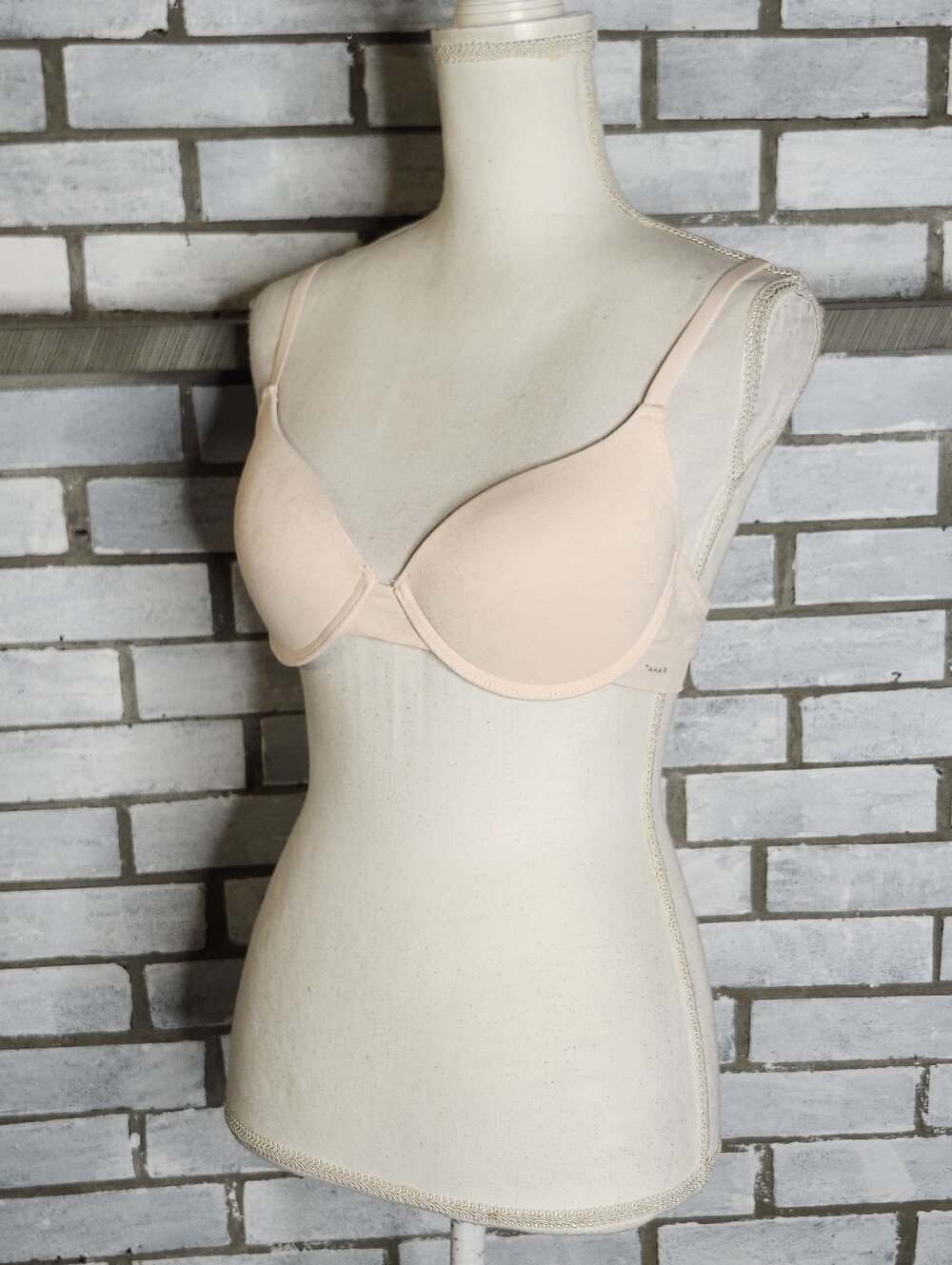 • Tahari Bra Size 34C Peach Padded Underwire Adjustable Clasp Back & Straps